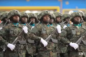 短短20多年，非洲小国从炼狱到天堂，如今的阅兵仪式高喊中文口号图片