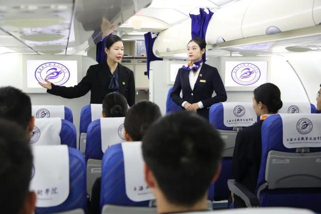 揭秘！空姐空少是如何“炼”成的？