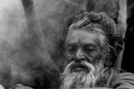 印度爆红的苦行僧，举手近半个世纪不放，结局令人唏嘘图片