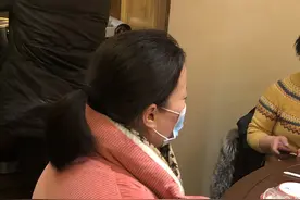 河南被拐24年男孩洋洋与母亲在武汉第一顿饭，老乡专程赶来请客买单图片