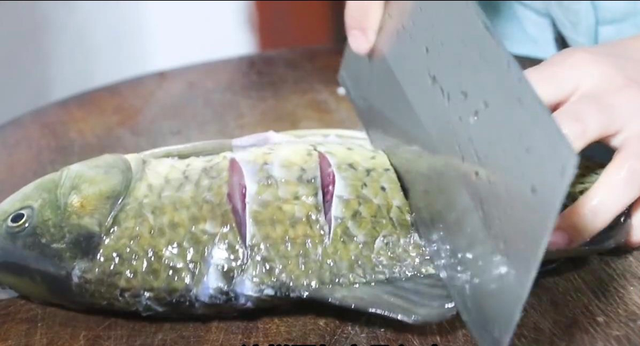 清蒸鱼切记不要放盐和料酒，教你正确做法，鱼肉鲜嫩，不腥不柴