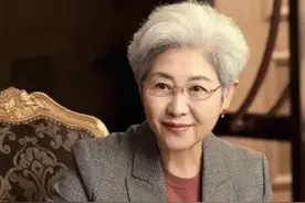 69岁傅莹风采依旧，一头银发配优雅穿搭真大气，不愧是最美外交官图片
