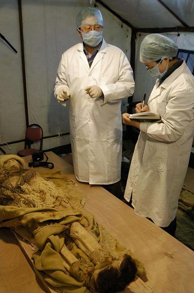 2003年,新疆出土神秘女尸,4000年不腐,脸部表情让专家卧病不起
