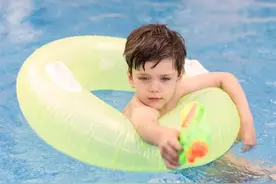 游泳圈=夺命圈？家长千万别选这种图片