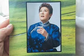 曝德德玛葬礼现场，棺材造型大气，孙女哭肿双眼，腾格尔送花圈图片