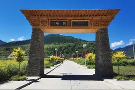 洮河岸边党旗红图片