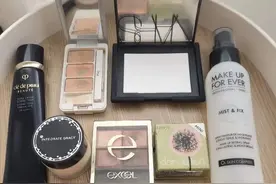 入化妆坑10年，断舍离了几十件化妆品，最后我只留下了这一套图片