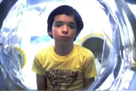 美国“泡泡男孩”：在隔离罩中生活了12年，死亡前第一次接触妈妈图片