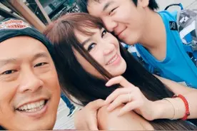 55岁温碧霞晒全家福，和12岁养子太亲密引争议，装扮被嘲讽太老土图片