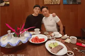 胡明轩和老爸开心吃年饭，刺身海鲜，胡爸体格健壮，球迷纷纷点赞图片
