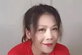 55岁田震定居国外，素颜现身撸串，巴掌脸小到戴口罩都觉得大图片