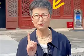 张泉灵断崖式衰老头发花白，王小丫画红唇惊艳，竟然是同龄人图片