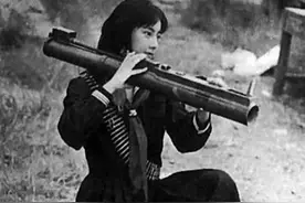 日本恐怖主义＂魔女＂出狱：容颜老去 被众多支持者包围图片
