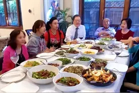 刘晓庆豪宅为老公做饭！她穿T恤系围裙与奶奶无异，但气质仍优雅图片