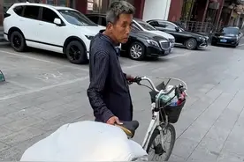 切糕大爷因坑人火了！网友：他一刀下去，我都准备贷款了图片