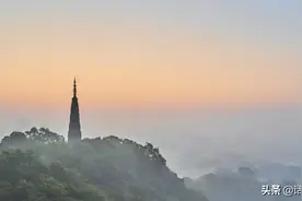 姑娘为看日出不慎摔下山崖！这个景点每逢节假日都有人摔伤↓图片