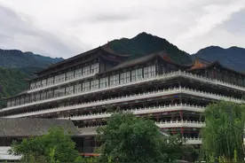 秦岭中古道没有走成，深山中却看到堪比皇宫的巨型酒店图片