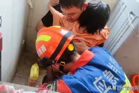 尴尬！是什么让萌娃在厕所里无法“自拔”？图片