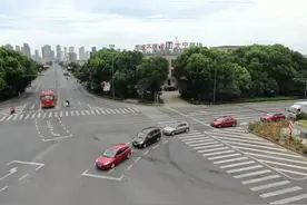 驶过停止线，在待行区前突然变红灯，是该停在待行区还是继续开走图片