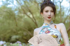 95年山东美女孟玲玲穿华丽服装在花丛中拍照，好漂亮啊图片