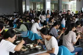 宁愿将菜倒掉也不给学生多盛，手抖的食堂阿姨，为何这样做？图片