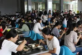 宁愿将菜倒掉也不给学生多盛，手抖的食堂阿姨，为何这样做？图片