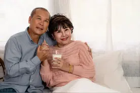 中老年人喝羊奶粉补钙吗图片