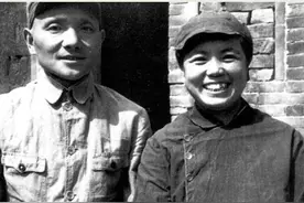 邓小平卓琳新婚，彭德怀见二人“夫妻相”，笑着打趣：和兄妹似的图片