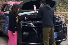 广东一女孩误把玻璃水倒入机油口，男友怒摔瓶子离开：我们分手吧图片