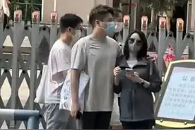 主持人沈涛陪爱妻产检，背包扇风体贴入微，妻子肚大如箩四肢纤细图片