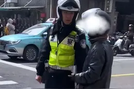 快递员骑车时手机掉落，被出租车碾坏后要求车主赔偿，律师：手机被碾坏快递员也有责任图片