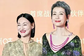 当63岁的惠英红和60岁的叶童同框，才明白：自然不装嫩到老都优雅图片