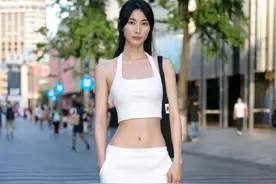 被杭州女生的街拍惊艳了！上衣露腰、裙子露胯，性感却不俗气图片