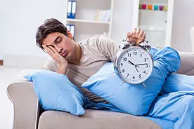 不少人被8小时睡眠论忽悠了！50岁以后，最佳的睡眠时长是多少？图片