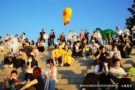 疫情过后松花江边看夕阳，冰城燃“爆时”图片
