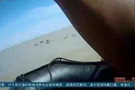 危险！江苏4人滩涂捉蟹遇涨潮被困大石图片