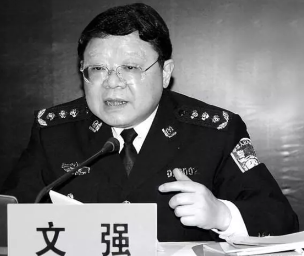 重庆“司法巨贪”文强，交过12名女星，霸占警花10多年