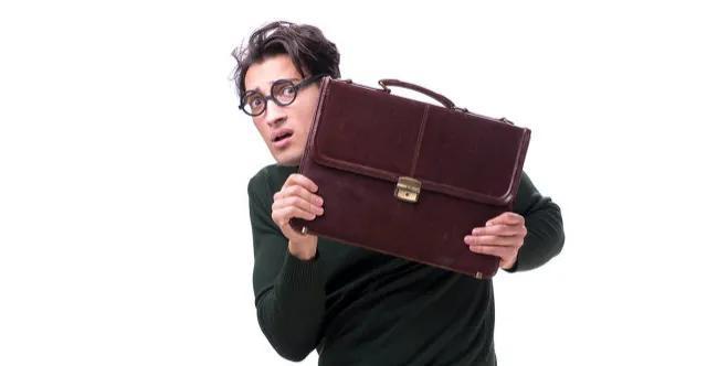 男人出差或是聚会回到家，最害怕妻子检查哪里？