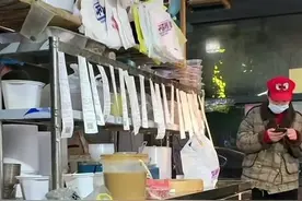 武汉一餐馆花6天做选择题：有订单缺骑手，还要出餐吗？没人送就赔本了图片