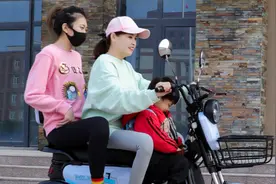 雅迪、爱玛推出的新电动三轮车，外观时尚，舒适又好骑，主打载人图片