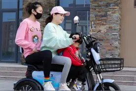 雅迪、爱玛推出的新电动三轮车，外观时尚，舒适又好骑，主打载人图片