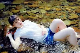 日本画家公开挑战冷军，一幅水中少女灵动纯情，连水珠都清晰可见图片