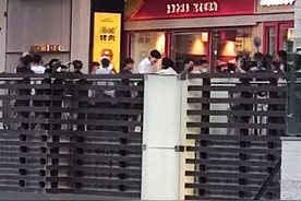 网友偶遇赵露思拍摄《偷偷藏不住》，被陈哲远甜哄，桑延槽点太多图片