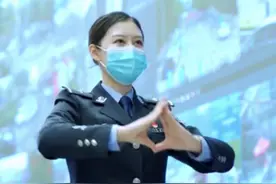 #警花小迪# 抗疫手势舞图片