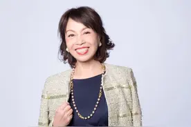 她是医生，辞职帮丈夫创业，丈夫成中国首富，借她2000万经商图片