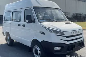 新车 | 配2.5T四缸柴油机，曝依维柯新款得意实车，现款10.79万起售图片