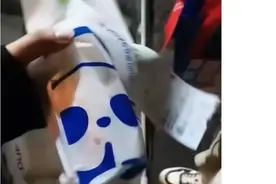 气愤！网友为跳江男孩点奶茶，多家外卖餐饮空包，甚至装白水图片