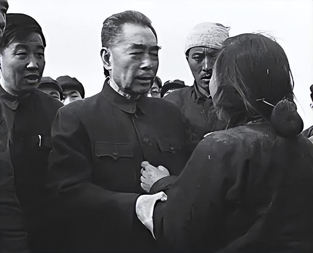 1966年邢台，周总理乘机赶往灾区，途中罕见发火：赶快下去