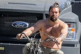 42岁杰森·莫玛骑摩托炸街，赤膊上阵肌肉雄伟，大肠发圈扎丸子头图片