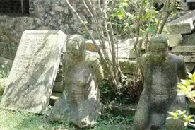 2005年汪精卫儿子回国祭拜父母跪像,含泪说出一句话,让人为之动容图片